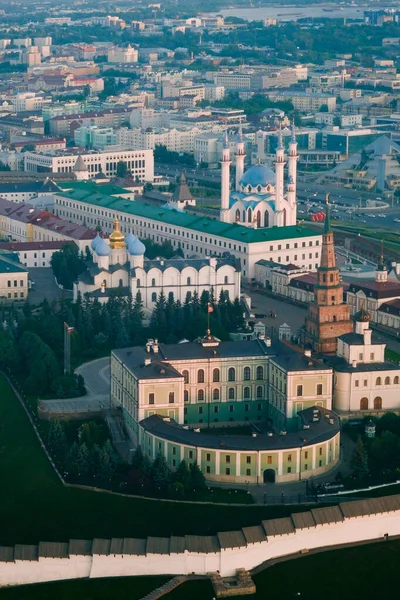 Vue panoramique d'été d'en haut du Kremlin Kazan. Tatarstan, Russie. Capitale de la République du Tatarstan. Centre-ville et point d'intérêt avec un temps ensoleillé. Sites, églises et mosquée Kul-Sharif. Image En Vente