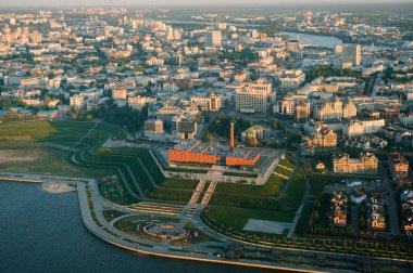 Kazan şehrinin yukarısından yaz çekimi. Tataristan 'ın başkenti, Rusya. Şehir merkezi ve dönüm noktası. Binalar ve gösteriler. Torizm ve turizm. Ulusal kütüphane ve bakanlık kabinesi. 