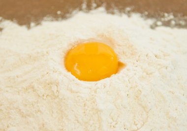 Unda kırılmış yumurta.