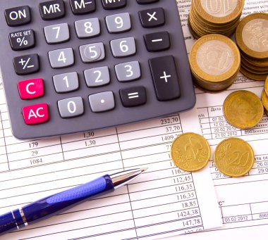 sikke, bir hesap makinesi iş kağıtları üzerine kalem