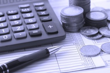 sikke, bir hesap makinesi iş kağıtları üzerine kalem