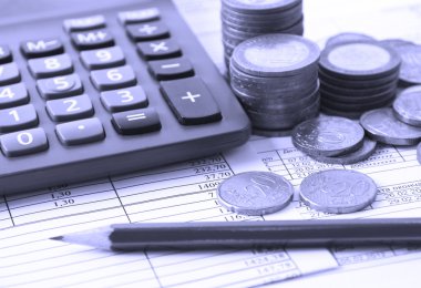 sikke, bir hesap makinesi iş kağıtları üzerine kalem