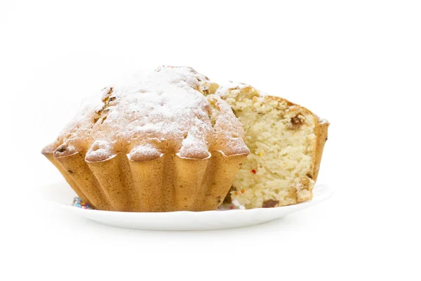 Cupcake espolvoreado con azúcar pudroyyu aislado sobre fondo blanco — Foto de Stock