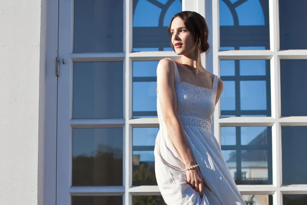 Hermosa mujer en vestido vintage Fotos de stock libres de derechos