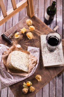 Kırmızı şarap ve peynir.