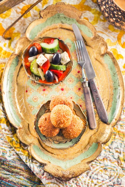 Falafel ballen met salade Stockfoto