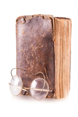 Eski kitap ve gözlükler.