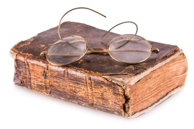 Eski kitap ve gözlükler.