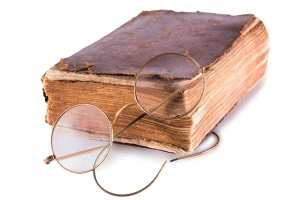 Vieux livre et lunettes — Photo