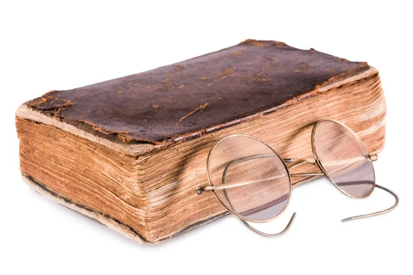 Vieux livre et lunettes — Photo