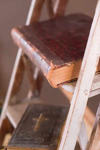 Livres anciens sur échelle blanche âgée — Photo