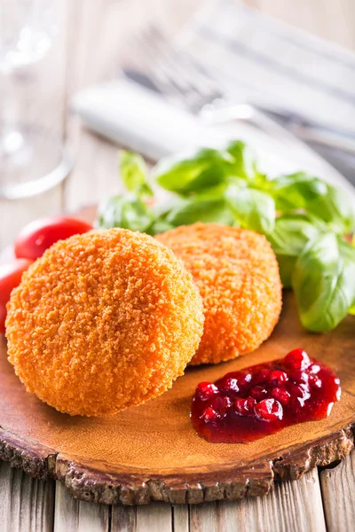 Panierter und gebackener Camembert — Stockfoto