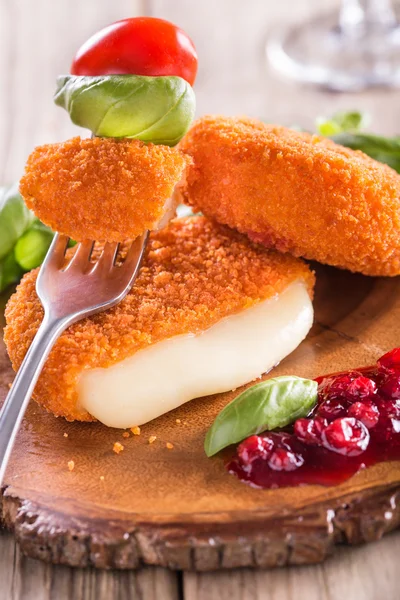 Gebackener Camembert mit Preiselbeersoße — Stockfoto