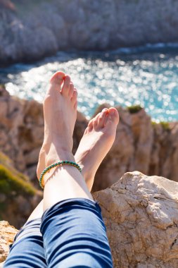 tatil tatiller. kadın ayakları. rahatlatıcı zevk Güneş.