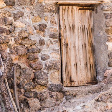 eski duvar ve kapı