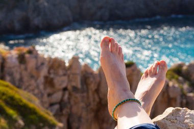 tatil tatiller. kadın ayakları. rahatlatıcı zevk Güneş.