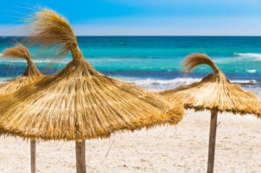 Beach, mavi deniz ve hasır şemsiyeler adada mallorca, İspanya
