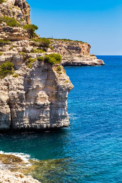 Mittelmeer und felsige Küste der spanischen Insel Mallorca — Stockfoto