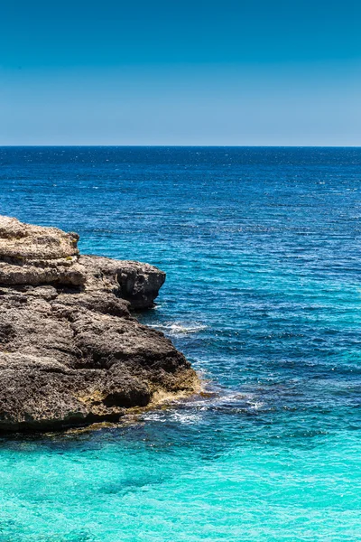 Mittelmeer und felsige Küste der spanischen Insel Mallorca — Stockfoto