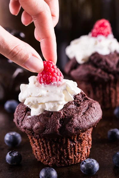 Decoração de muffin de chocolate — Fotografia de Stock