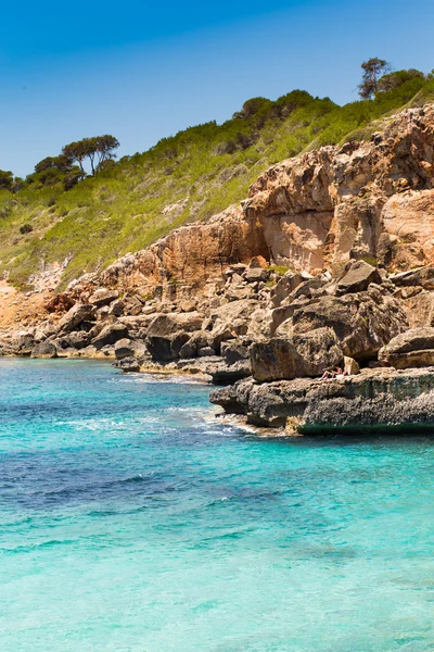 Mar Mediterráneo y costa rocosa de España Mallorca —  Fotos de Stock