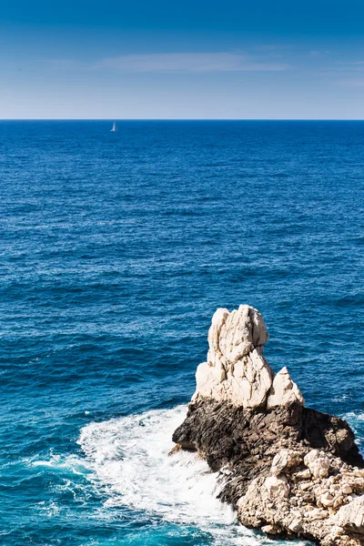 Middellandse Zee en rock. zee en rock. — Stockfoto