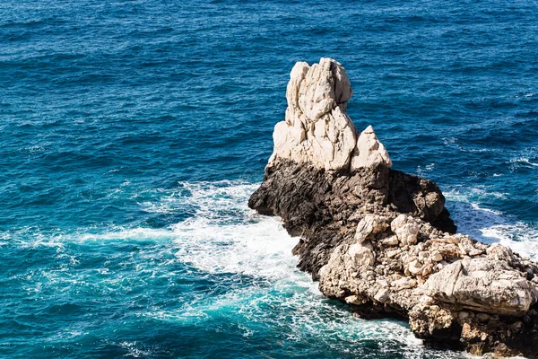 Středozemní moře a rock. — Stock fotografie