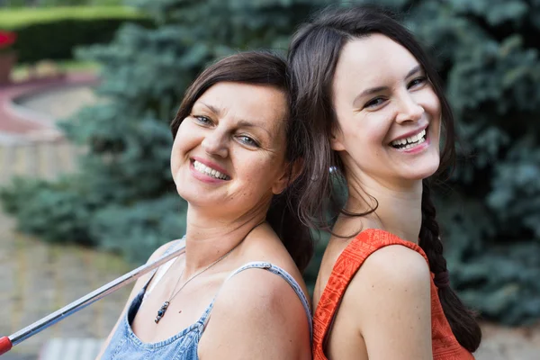 Lachende gelukkig moeder en dochter — Stockfoto