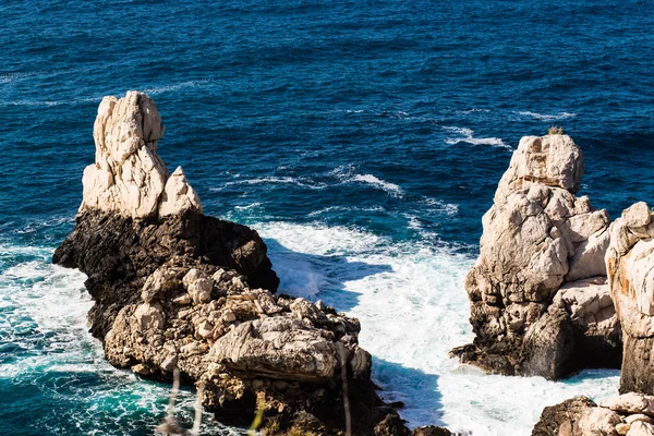 Středozemní moře a rock. — Stock fotografie
