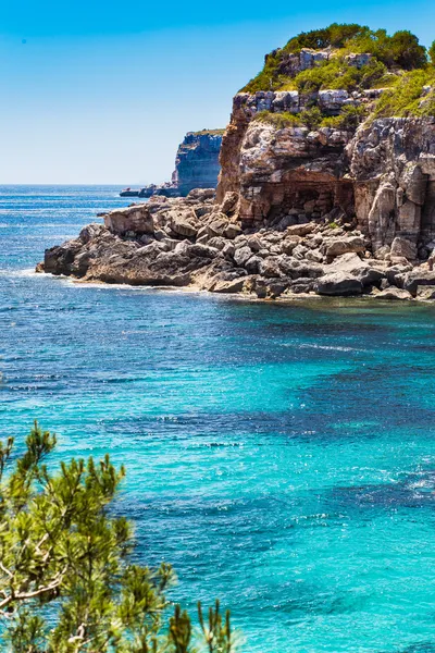 Středozemní moře a ostrov mallorca skalnaté pobřeží Španělska — Stock fotografie