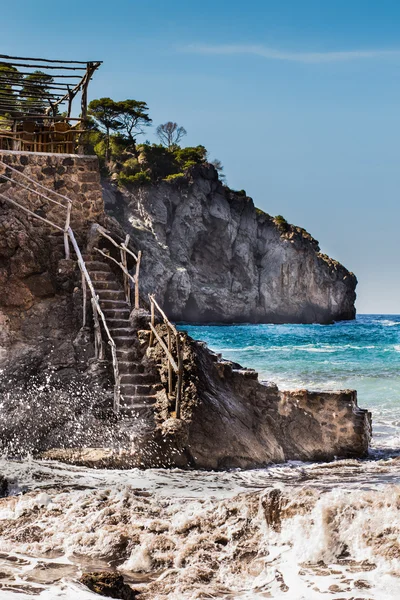 Meer und Steintreppen auf der spanischen Insel Mallorca — Stockfoto