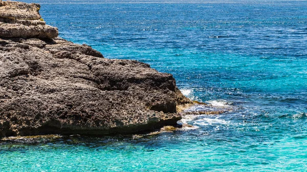 Středozemní moře a ostrov mallorca skalnaté pobřeží Španělska — Stock fotografie