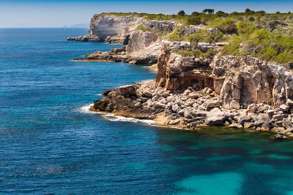 Mittelmeer und felsige Küste der spanischen Insel Mallorca — Stockfoto