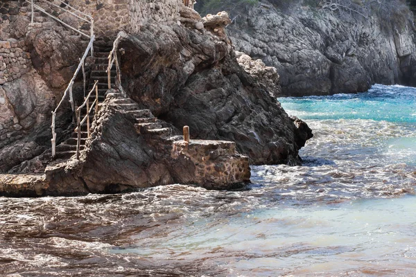 Zee en stenen trappen op Spanje mallorca eiland — Stockfoto