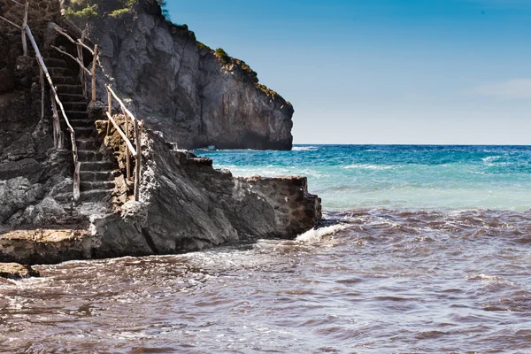 Escaleras de mar y piedra en España Mallorca Fotos De Stock Sin Royalties Gratis