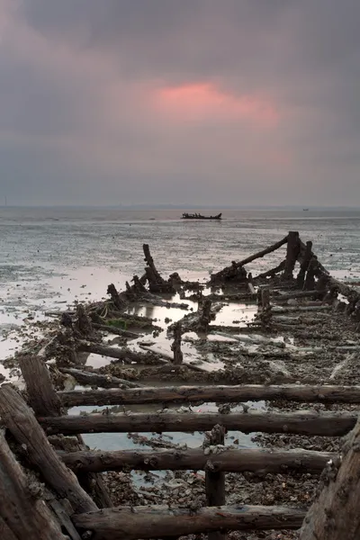 海滩上浪淘沙击毁 — 图库照片