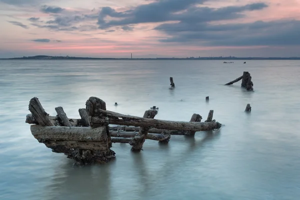 Coucher de soleil lueur de l'épave de la côte — Photo