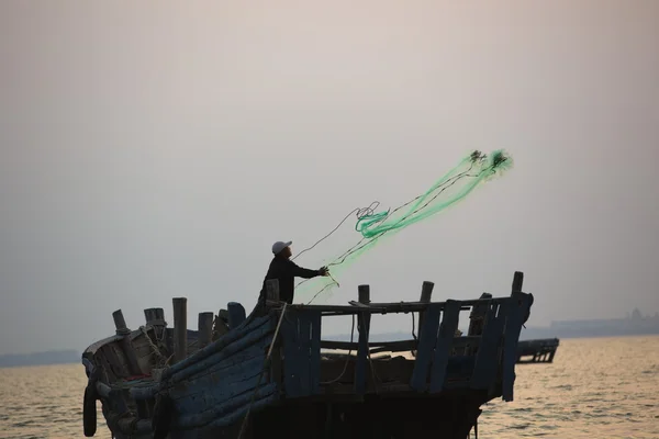 Pescatori di lavoro, pesca con reti — Foto Stock