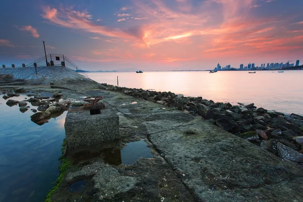 O quebra-mar e o crepúsculo urbano Caixia — Fotografia de Stock