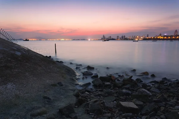 The breakwater opposite of the city — Stock Photo, Image