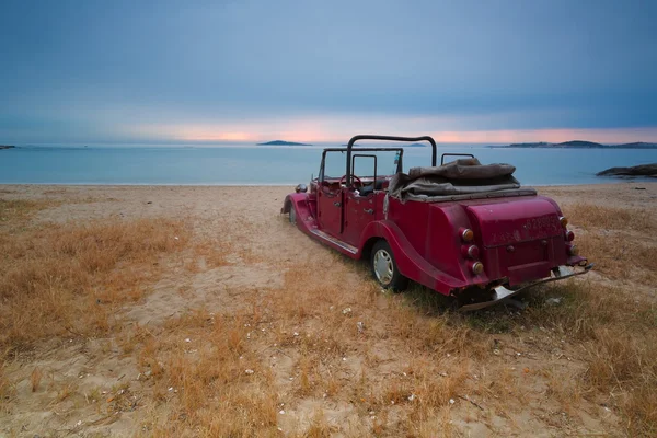 버려진된 클래식 자동차와 해변 일출 새벽 스톡 이미지