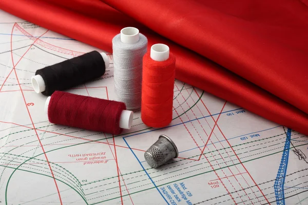 Konu ve kırmızı kumaş üzerine desen yalan