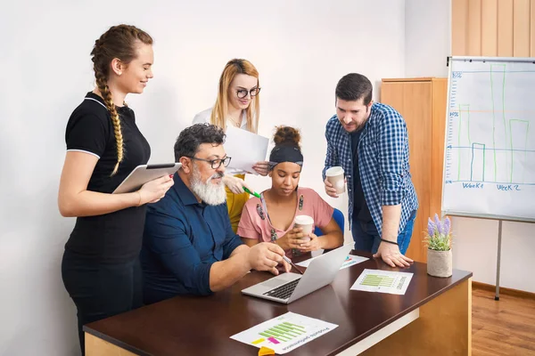 Empresarios Multirraciales Creativos Trabajando Juntos — Foto de Stock