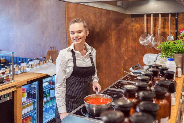 Chef Kok Vrouw Bereiden Traditionele Pasta Saus Restaurant Fornuis — Stockfoto
