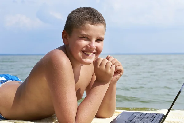 bir defter ile çocuk