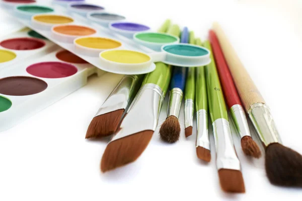 Boyalar ve fırçalar.