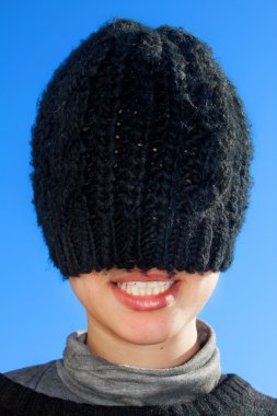 yün şapka gülen ile model