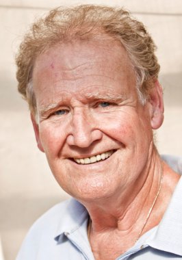 mavi gözlü kıdemli erkek modeli