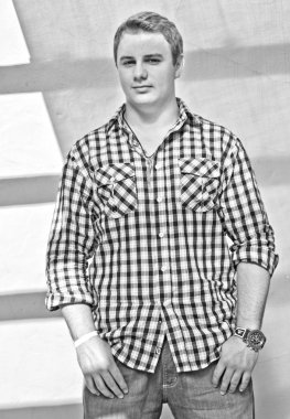 Genç erkek Model yaz kıyafeti (siyah ve beyaz)