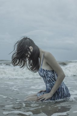 vahşi okyanusta oturan genç kadınlar